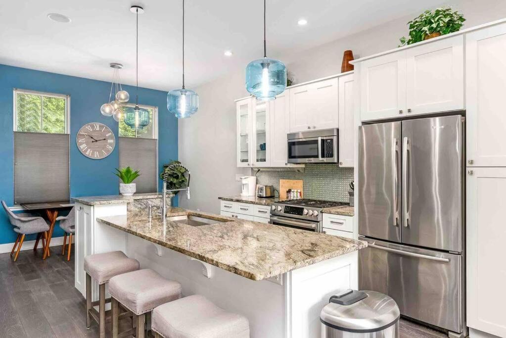 4 Bedroom 3 Bath Sleeps 10 Pet Friendly Private Backyard, 2 Car Garage, City Views, Close To All Stadiums And Casino Pittsburgh Kültér fotó