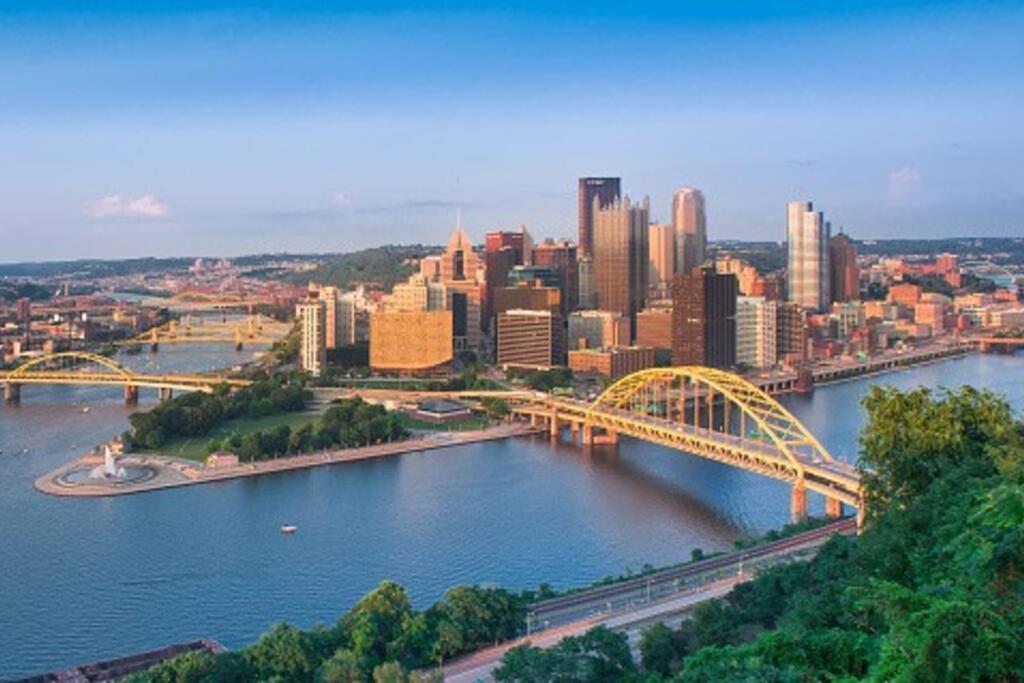 4 Bedroom 3 Bath Sleeps 10 Pet Friendly Private Backyard, 2 Car Garage, City Views, Close To All Stadiums And Casino Pittsburgh Kültér fotó