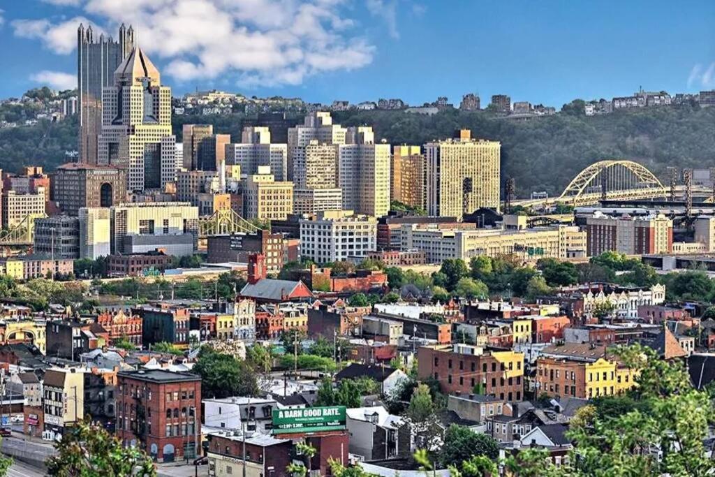 4 Bedroom 3 Bath Sleeps 10 Pet Friendly Private Backyard, 2 Car Garage, City Views, Close To All Stadiums And Casino Pittsburgh Kültér fotó