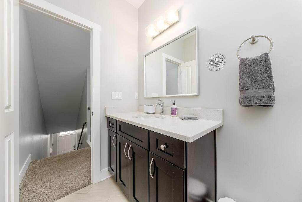 4 Bedroom 3 Bath Sleeps 10 Pet Friendly Private Backyard, 2 Car Garage, City Views, Close To All Stadiums And Casino Pittsburgh Kültér fotó
