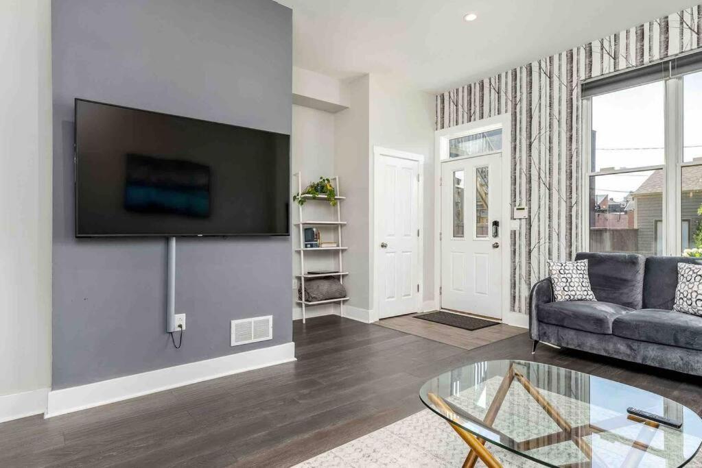 4 Bedroom 3 Bath Sleeps 10 Pet Friendly Private Backyard, 2 Car Garage, City Views, Close To All Stadiums And Casino Pittsburgh Kültér fotó