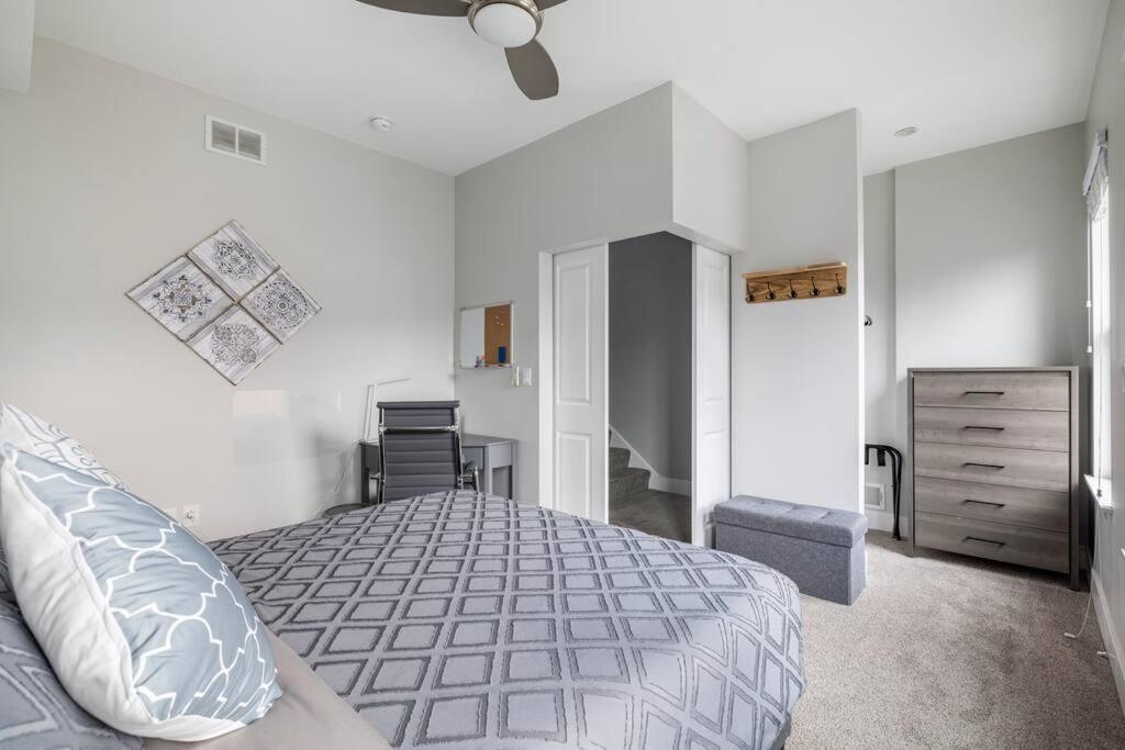 4 Bedroom 3 Bath Sleeps 10 Pet Friendly Private Backyard, 2 Car Garage, City Views, Close To All Stadiums And Casino Pittsburgh Kültér fotó