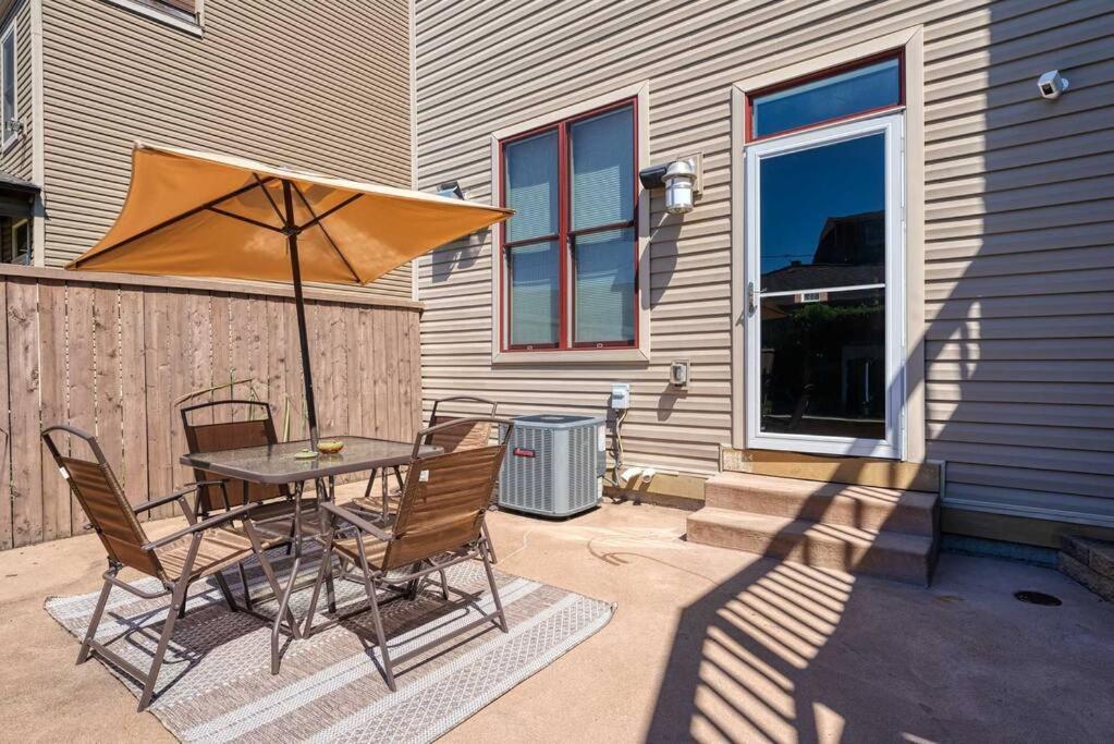4 Bedroom 3 Bath Sleeps 10 Pet Friendly Private Backyard, 2 Car Garage, City Views, Close To All Stadiums And Casino Pittsburgh Kültér fotó