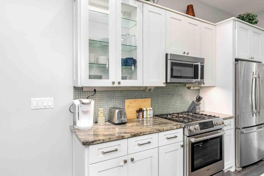 4 Bedroom 3 Bath Sleeps 10 Pet Friendly Private Backyard, 2 Car Garage, City Views, Close To All Stadiums And Casino Pittsburgh Kültér fotó