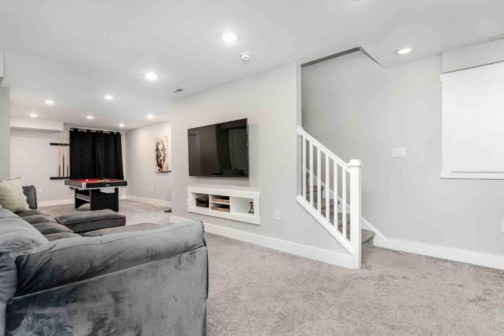 4 Bedroom 3 Bath Sleeps 10 Pet Friendly Private Backyard, 2 Car Garage, City Views, Close To All Stadiums And Casino Pittsburgh Kültér fotó