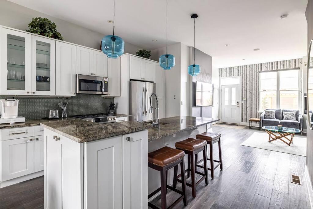 4 Bedroom 3 Bath Sleeps 10 Pet Friendly Private Backyard, 2 Car Garage, City Views, Close To All Stadiums And Casino Pittsburgh Kültér fotó