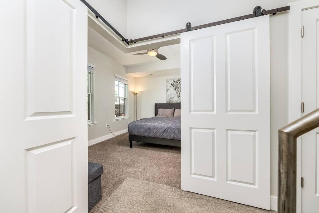 4 Bedroom 3 Bath Sleeps 10 Pet Friendly Private Backyard, 2 Car Garage, City Views, Close To All Stadiums And Casino Pittsburgh Kültér fotó