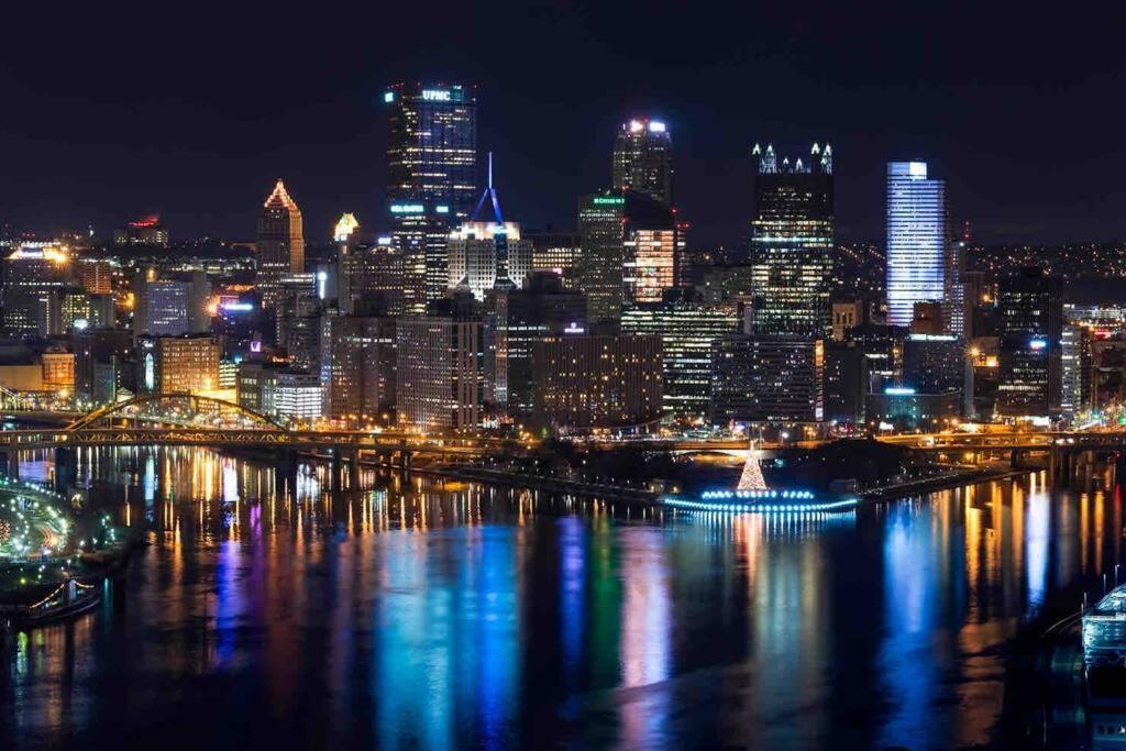 4 Bedroom 3 Bath Sleeps 10 Pet Friendly Private Backyard, 2 Car Garage, City Views, Close To All Stadiums And Casino Pittsburgh Kültér fotó