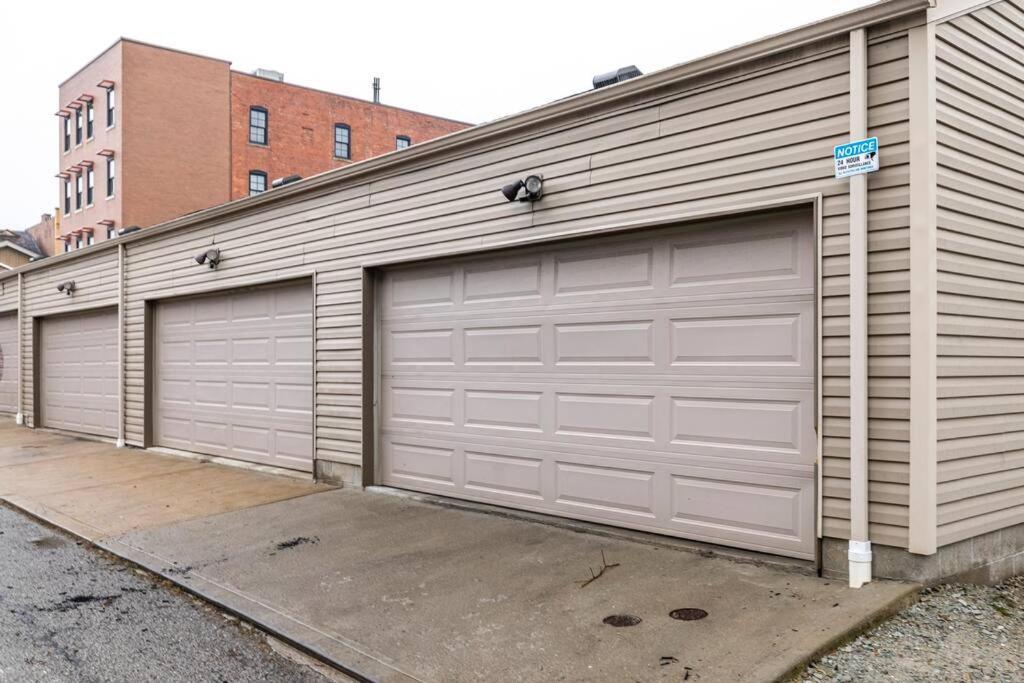 4 Bedroom 3 Bath Sleeps 10 Pet Friendly Private Backyard, 2 Car Garage, City Views, Close To All Stadiums And Casino Pittsburgh Kültér fotó