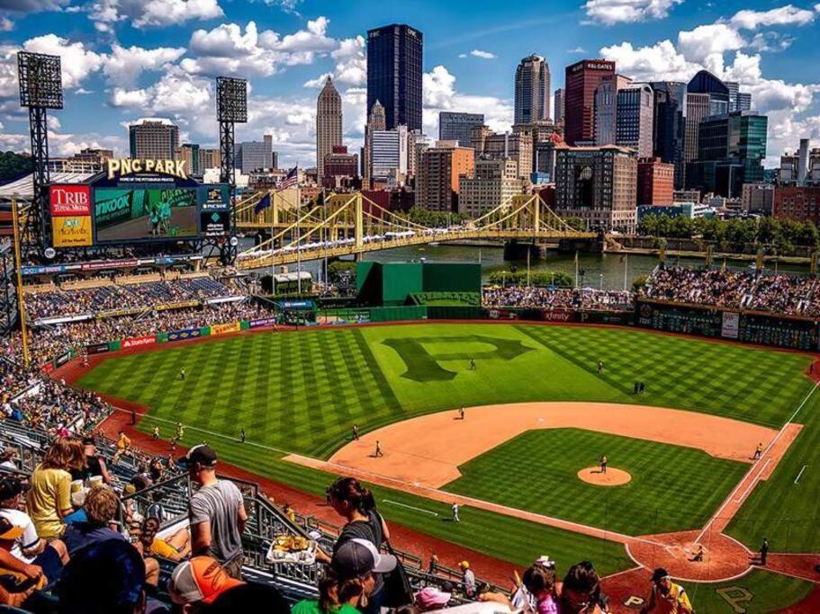4 Bedroom 3 Bath Sleeps 10 Pet Friendly Private Backyard, 2 Car Garage, City Views, Close To All Stadiums And Casino Pittsburgh Kültér fotó
